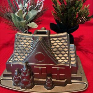 GINGERBREAD HOUSE - BUNDT PAN 🎂🎅🤶🎄 (NWT)